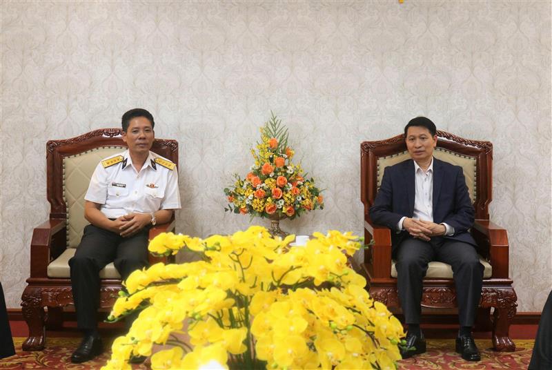 Đ/c Bùi Huy Thành, Ủy viên Ban Thường vụ Tỉnh ủy, Trưởng Ban Tuyên giáo và Dân vận Tỉnh ủy và Đại tá Phạm Văn Kết, Phó Chủ nhiệm Chính trị Vùng 4 Hải quân thông tin tình hình phối hợp của hai đơn vị trong thời gian qua
