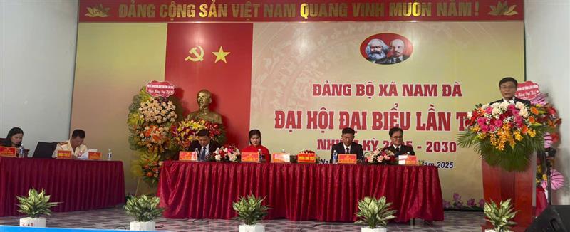 Đồng chí Lê Xuân Ninh, trình bày báo cáo tại Đại hội