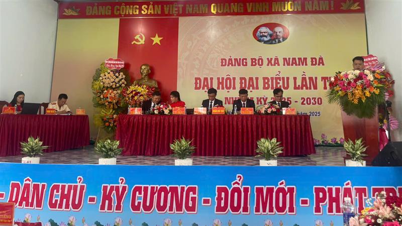 Đồng chí Đinh Hồng Tiếng-UVBTV Tỉnh ủy phát biểu chỉ đạo Đại hội