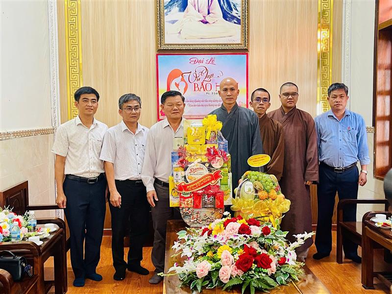 Đoàn công tác Ban Tuyên giáo và Dân vận Tỉnh ủy Lâm Đồng thăm hỏi, tặng quà tại Chùa Pháp Hoa, phường Bắc Gia Nghĩa và Thượng tọa Thích Thanh Hiền - Ủy viên Hội đồng Trị sự Trung ương Giáo hội Phật giáo, Phó Trưởng ban Thường trực Ban Trị sự Giáo hội Phật giáo Việt Nam tỉnh, trụ trì Chùa Pháp Hoa.