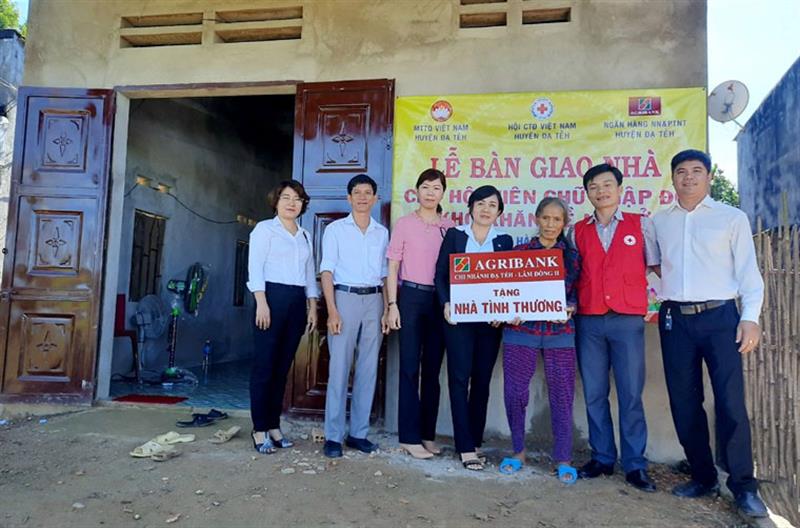 gribank chi nhánh Đạ Tẻh – Lâm Đồng II và Hội Chữ thập đỏ cùng chính quyền địa phương bàn giao nhà tình thương cho gia đình bà Triệu Thị Chọi. ảnh ST