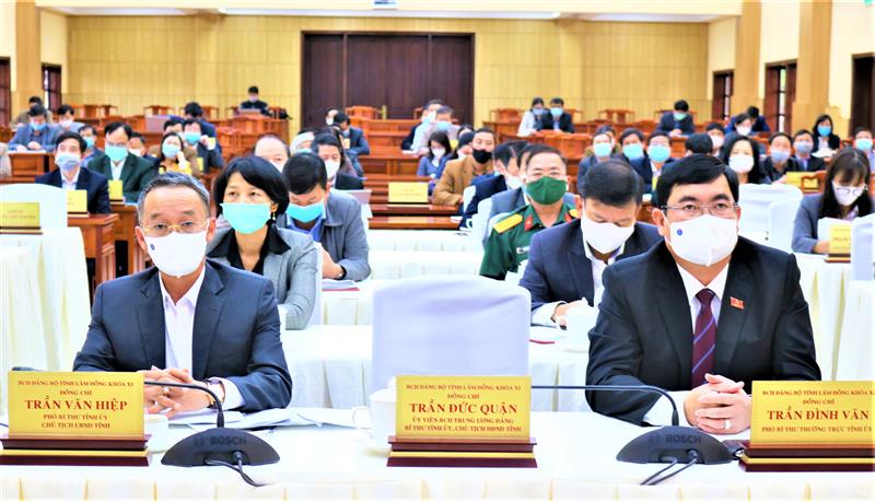 Các đồng chí lãnh đạo tham dự hội nghị