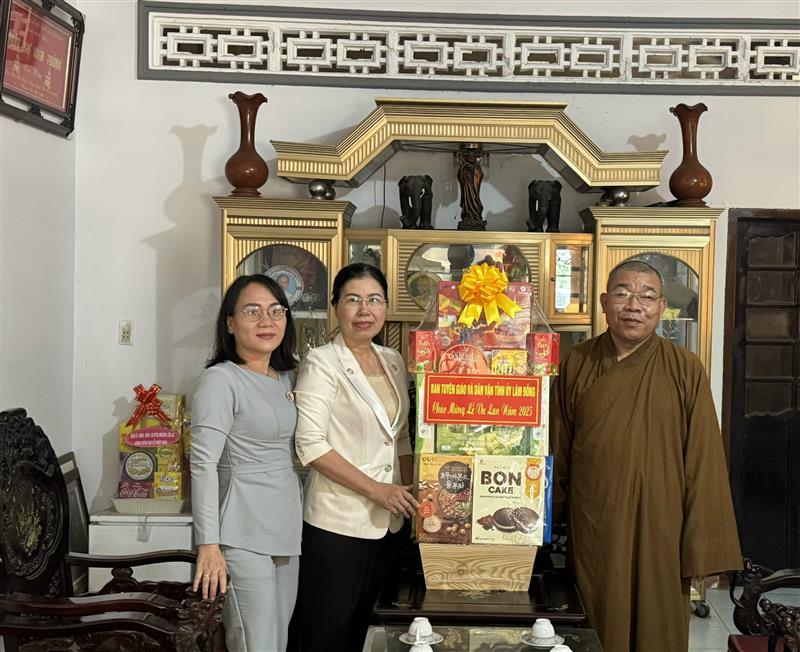 Đoàn công tác Ban Tuyên giáo và Dân vận Tỉnh ủy Lâm Đồng thăm hỏi, tặng quà tại Chùa Pháp Hội, phường La Gi và Thượng tọa Thích Pháp Huệ - Phó trưởng Ban Trị sự Giáo hội Phật giáo Việt Nam tỉnh, Trụ trì Chùa Pháp Hội