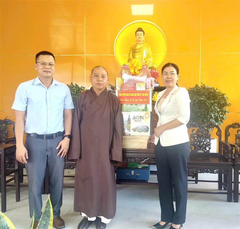 Đoàn công tác Ban Tuyên giáo và Dân vận Tỉnh ủy Lâm Đồng thăm hỏi, tặng quà tại Tịnh thất Ngọc Tâm, xã Tuyên Quang và Đại đức Thích Quảng Pháp, Chánh Văn phòng Ban Trị sự Giáo hội Phật giáo Việt Nam tỉnh, Trụ trì Tịnh xá Ngọc Tâm.