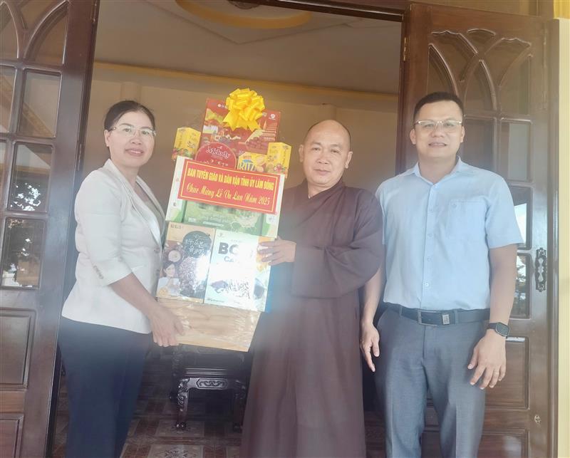 Đoàn công tác Ban Tuyên giáo và Dân vận Tỉnh ủy Lâm Đồng thăm hỏi, tặng quà tại Chùa Bửu Sơn, phường Phú Thủy và Thượng tọa Thích Nguyên Sắc, Phó Trưởng Ban Trị sự Giáo hội Phật giáo Việt Nam tỉnh, Trụ trì Chùa Bửu Sơn.