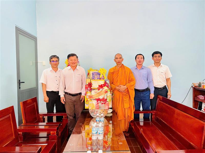 Đoàn công tác Ban Tuyên giáo và Dân vận Tỉnh ủy Lâm Đồng thăm hỏi, tặng quà tại Tịnh xá Ngọc Đạt, phường Nam Gia Nghĩa và Thượng tọa Thích Giác Nhường - Phó Thư ký Ban Trị sự Giáo hội Phật giáo Việt Nam tỉnh, trụ trì Tịnh xá Ngọc Đạt.