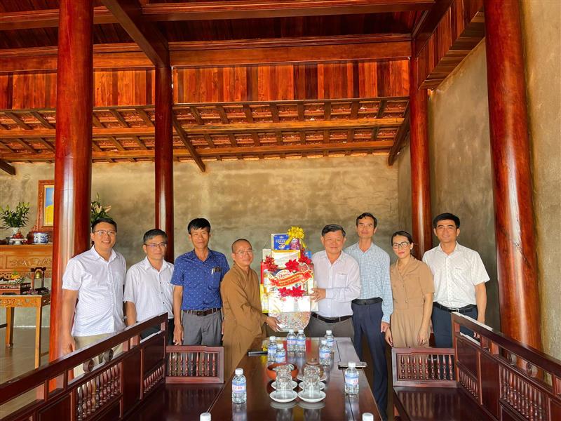 Đoàn công tác Ban Tuyên giáo và Dân vận Tỉnh ủy Lâm Đồng thăm hỏi, tặng quà tại Chùa Phước Hoa, xã Quảng Tín và Đại đức Thích Quảng Tráng - Phó Thư ký Ban Trị sự Giáo hội Phật giáo Việt Nam tỉnh, trụ trì Chùa Phước Hoa