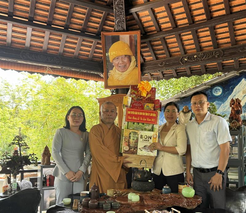 Đoàn công tác Ban Tuyên giáo và Dân vận Tỉnh ủy Lâm Đồng thăm hỏi, tặng quà tại Thiền viện Trúc Lâm Chánh Thiện, xã Tân Lập và Thượng tọa Thích Đạt Ma Khuế Định, Phó trưởng Ban Trị sự Giáo hội Phật giáo Việt Nam tỉnh, Trụ trì Thiền viện Trúc Lâm Chánh Thiện.