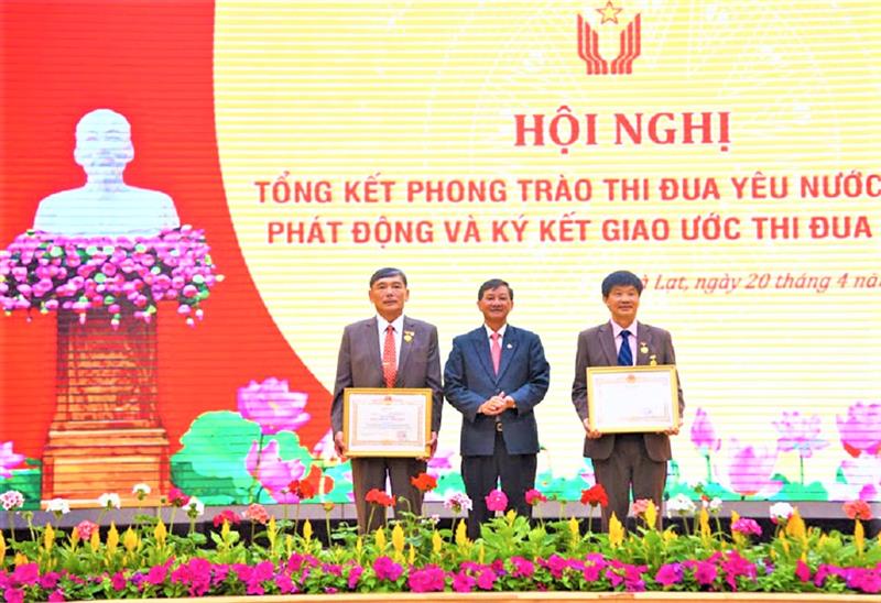 Hai cá nhân được trao Danh hiệu Thầy thuốc Nhân dân.