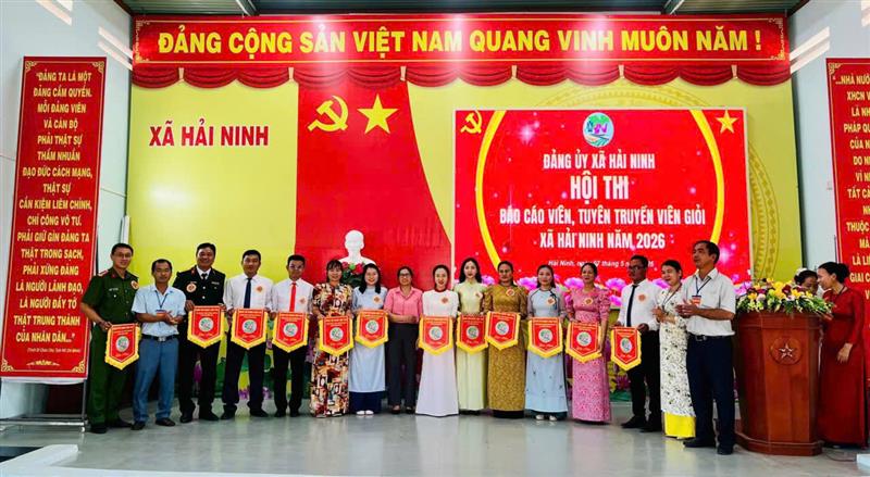 Lãnh đạo xã hải Ninh trao cờ lưu niệm cho các đơn vị thanh gia Hội thi
