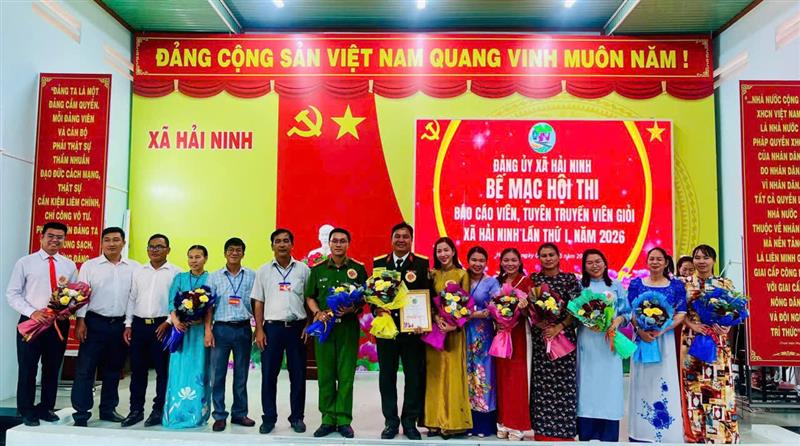 Ban Tổ chức trao giải và tặng hoa cho các thí sinh tham gia Hội.