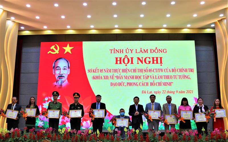 Khen thưởng các tập thể và có nhân có thành tích.