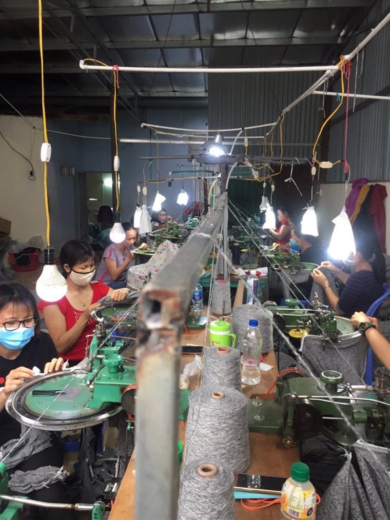 Dây chuyên sản xuất tại HTX đan len Quý Anh