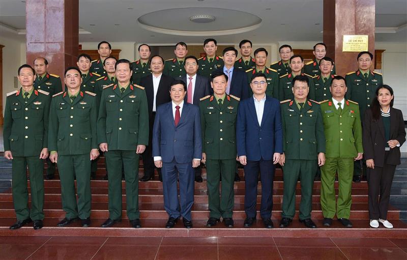 Đồng chí Y Thanh Hà Niê Kđăm - Ủy viên Ban Chấp hành Trung ương Đảng, Bí thư Tỉnh ủy, Trưởng Đoàn ĐBQH tỉnh và các đồng chí lãnh đạo tỉnh thăm Học viện Lục quân đầu năm 2026