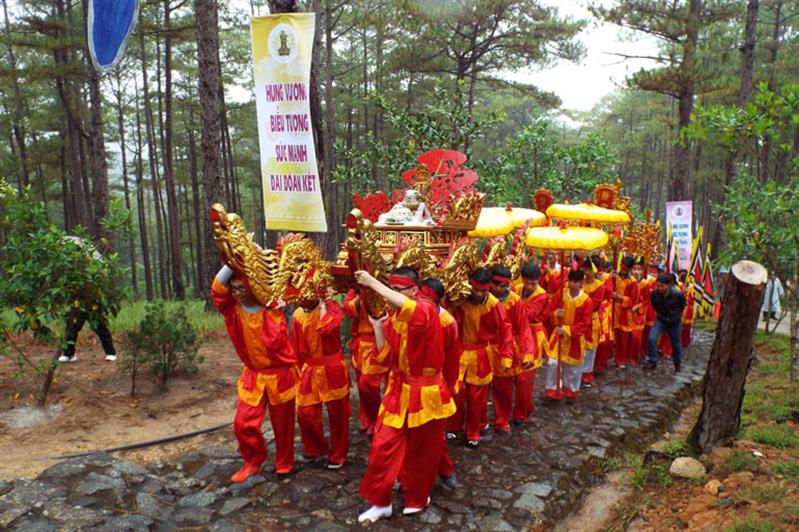 Đền thờ Âu Lạc trên núi Phượng Hoàng - Khu du lịch thác Pren là nơi người dân Lâm Đồng hướng về Quốc tổ