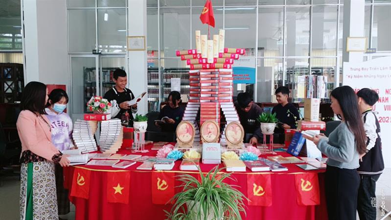Giáo viên, học sinh tham quan, tìm hiểu sách trưng bày tại Thư viện huyện Đức Trọng năm 2021