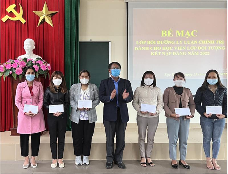 Trao giấy chứng nhận cho đối tượng kết nạp đang viên năm 2022