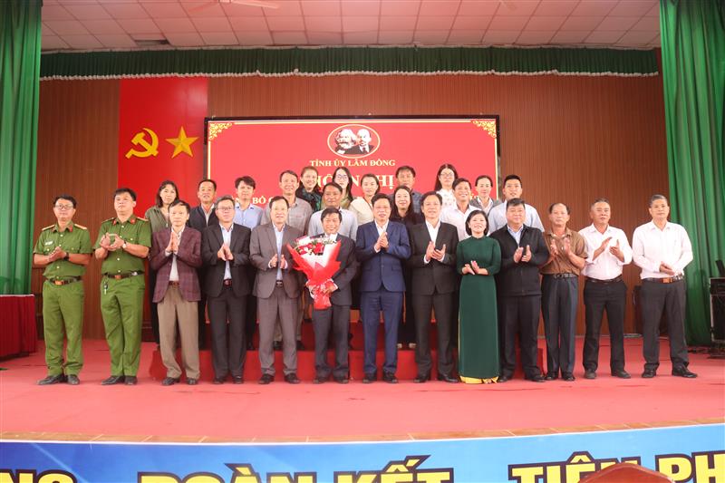 Các đồng chí chụp hình lưu niệm 