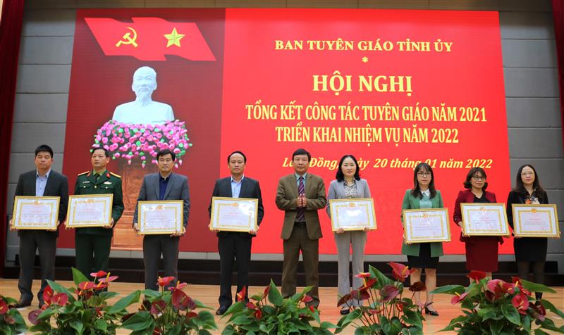 Đồng chí Bùi Thắng, Ủy viên Ban thường vụ Tỉnh ủy, Trưởng Ban Tuyên giáo Tỉnh ủy trao giấy khen cho các cá nhân có thành tích xuất sắc trong công tác tuyên giáo