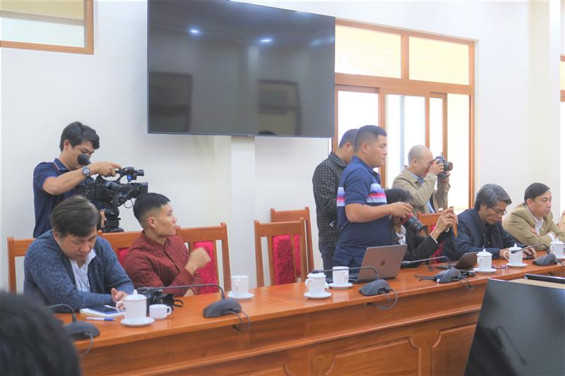 Các phóng viên, nhà báo tác nghiệp tại Hội nghị giao ban cung cấp thông tin báo chí.