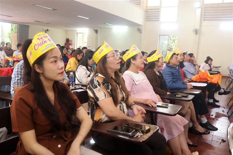 Sự cổ vũ nhiệt tình của khán giả góp phần tạo nên không khí sôi nổi tại hội thi.