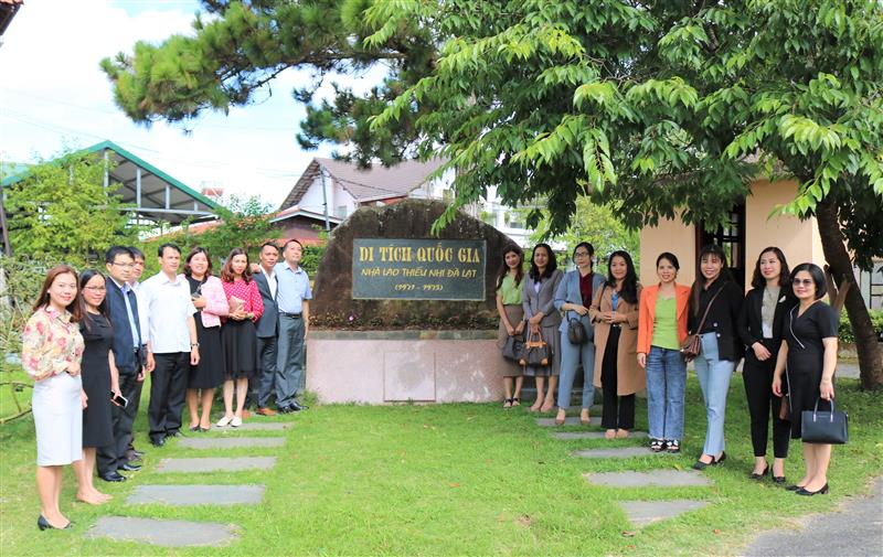 Đoàn thí sinh chụp hình lưu niệm tại Nhà lao thiếu nhi Đà Lạt