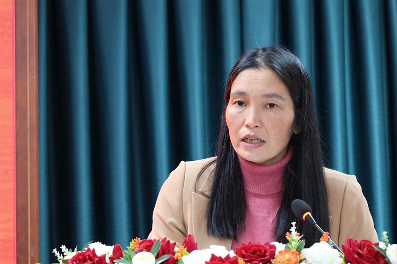 Đồng chí Vũ Thị Thúy Ngà, Trưởng Phòng Tuyên truyền, Báo chí - Xuất bản Ban Tuyên giáo và Dân vận Tỉnh ủy truyền đạt chuyên đề Phương pháp triển khai công tác tuyên truyền ở cơ sở