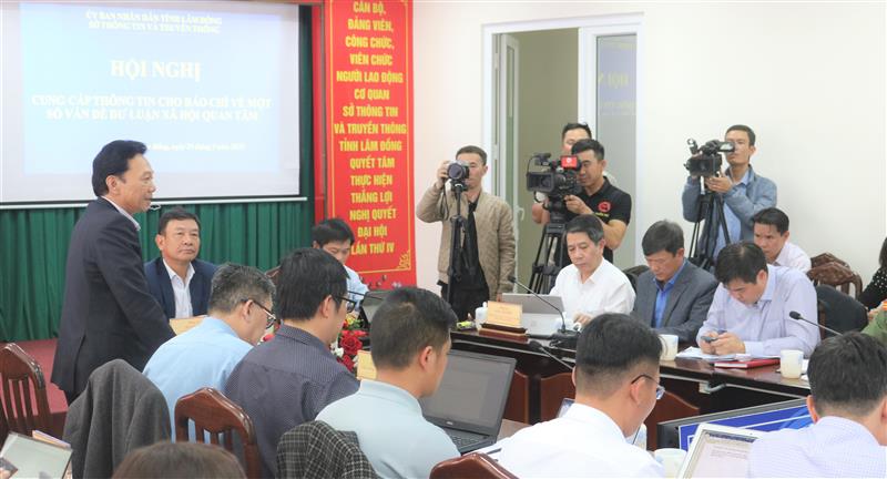 Phóng viên tác nghiệp tại Hội nghị  cung cấp thông tin cho báo chí về một số vấn đề dư luận xã hội quan tâm.
