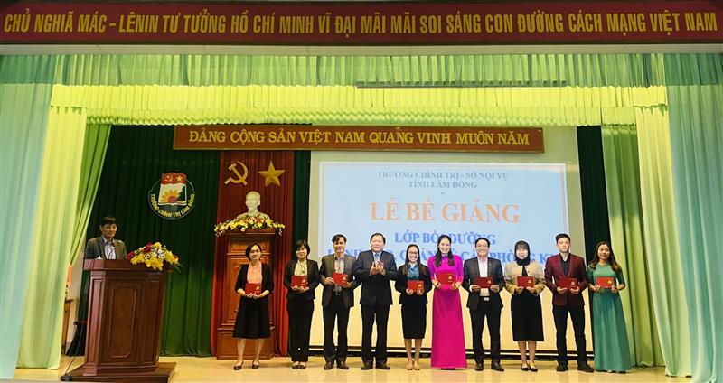 Trao Chứng chỉ hoàn thành chương trình Bồi dưỡng lãnh đạo, quản lý cấp phòng và tương đương