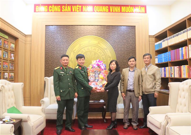 Đoàn công tác của Học viện Lục quân chúc Tết 