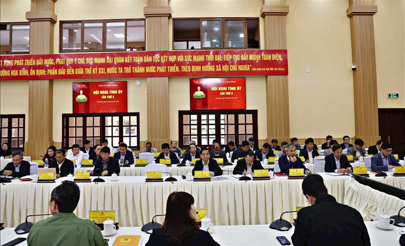 Các đại biểu dự Hội nghị Ban Chấp hành Đảng bộ tỉnh lần thứ 4. Ảnh Báo và PTTH LĐ
