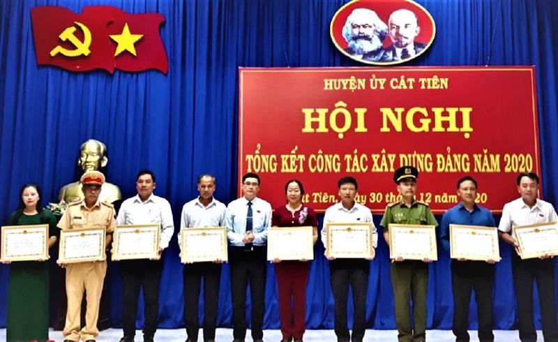 Huyện ủy Cát Tiên tặng Giấy khen cho  các tập thể, cá nhân xuất sắc trong công tác xây dựng Đảng năm 2020.