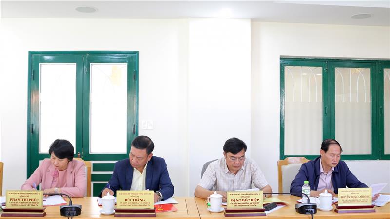 Các đại biểu tham dự buổi làm việc.