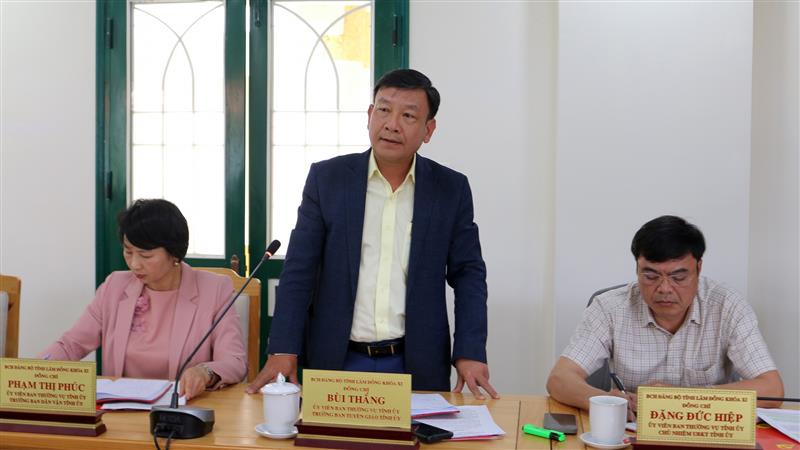 Đồng chí Bùi Thắng - Ủy viên Ban Thường vụ Tỉnh ủy, Trưởng Ban Tuyên giáo Tỉnh ủy trao đổi tại buổi làm việc.