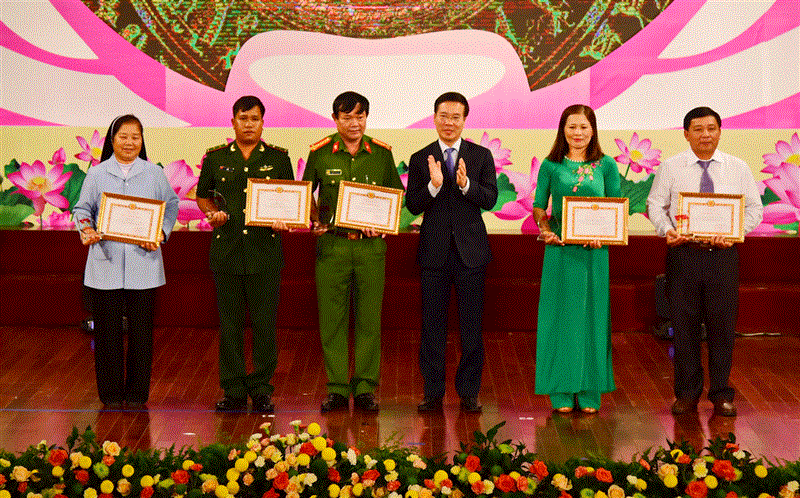 Đồng chí Võ Văn Thưởng - Ủy viên Bộ Chính trị, Bí thư Trung ương Đảng, Trưởng Ban Tuyên giáo Trung ương tặng biểu trưng và giấy chứng nhận cho các gương điển hình tham gia buổi giao lưu điển hình tiêu biểu trong Học tập và làm theo tư tưởng, đạo đức, phong cách Hồ Chí Minh khu vực miền Trung - Tây Nguyên. Ảnh: V.Báu