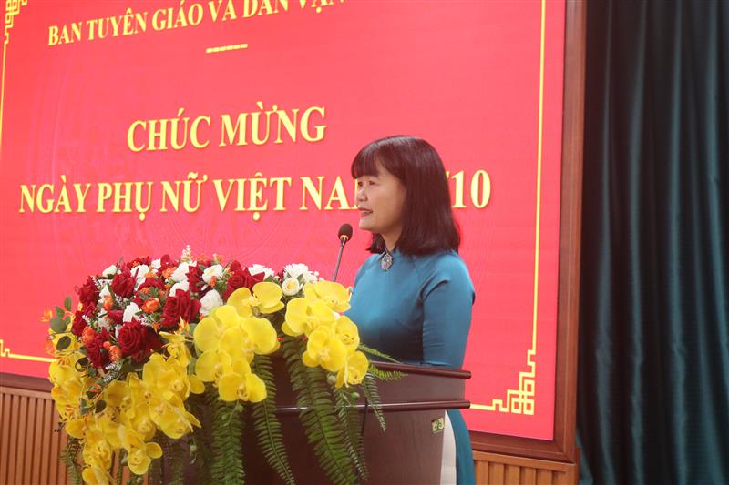 Đại diện cán bộ nữ, Đ/c Tống Thị Ngọc Quyên-Trưởng phòng Khoa giáo, Văn hóa – Văn nghệ phát biểu cảm tưởng.