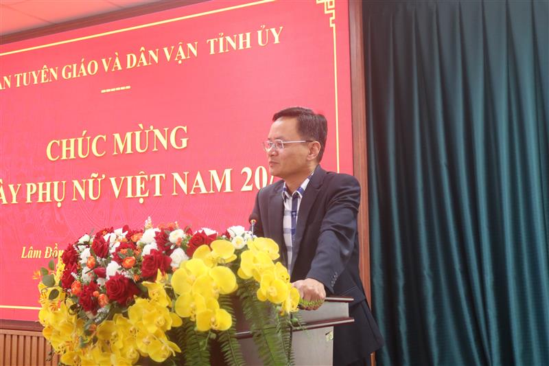 Đại diện cán bộ nam cơ quan, Đ/c Mai Đức Thượng-Trưởng phòng Lý luận chính trị, lịch sử Đảng phát biểu chúc mừng