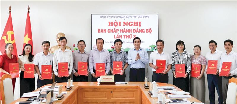 Đồng chí Nguyễn Hoài Anh - Ủy viên Dự khuyết Ban Chấp hành Trung ương Đảng, Phó Bí thư Thường trực Tỉnh ủy, Bí thư Đảng ủy Các cơ quan Đảng tỉnh trao quyết định của Ban Thường vụ Tỉnh ủy chỉ định bổ sung Ủy viên Ban Chấp hành Đảng bộ Các cơ quan Đảng tỉnh nhiệm kỳ 2025 - 2030. Ảnh: Tuấn Hương
