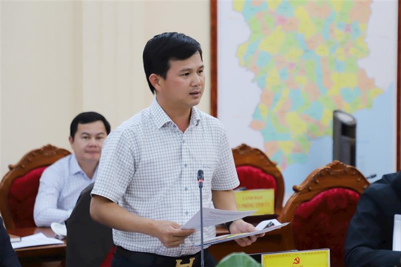 Đồng chí Châu Ngọc Lương, Phó Trưởng Ban Tuyên giáo và Dân vận Tỉnh ủy góp ý về nội dung các khẩu hiệu tại Đại hội