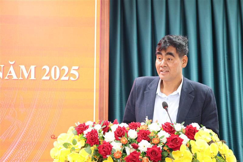 Phó Chủ tịch Ủy ban MTTQ Việt Nam tỉnh Bon Yô Soan thông cáo báo chí tại buổi giao ban báo chí tháng 10/2025