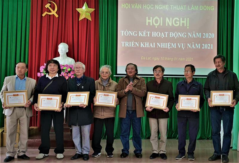 Khen thưởng các tập thể xuất sắc công tác Hội năm 2020