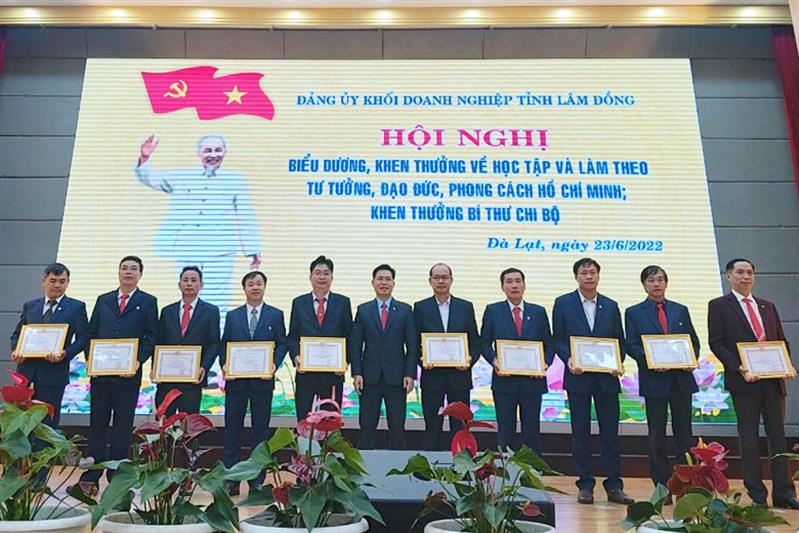 Khen thưởng cho các Bí thư Chi bộ có thành tích xuất sắc