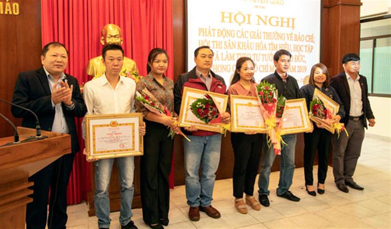 Ban Tuyên giáo khen thưởng động viên các tác phẩm đạt chất lượng của tỉnh