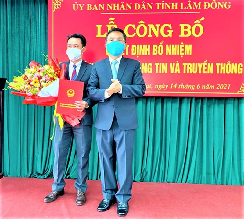 Ông Đặng Trí Dũng – Ủy viên Ban Thường vụ Tỉnh ủy, Phó Chủ tịch UBND tỉnh trao quyết định bổ nhiệm chức vụ Phó Giám đốc Sở Thông tin và Truyền thông cho ông Vương Tôn Kiên