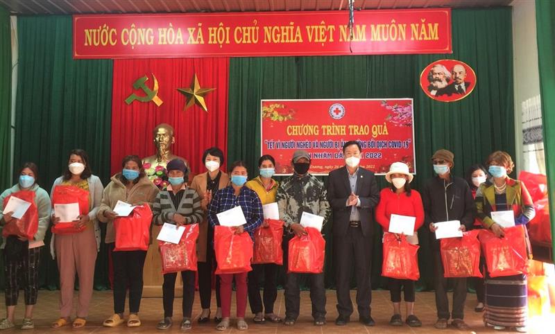 Lãnh đạo Ban Dân vận Tỉnh ủy và lãnh đạo Huyện ủy Lạc Dương trao qùa Tết cho người dân tộc thiểu số.