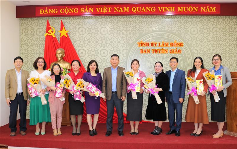Lãnh đạo Ban Tuyên giáo Tỉnh ủy tặng quà cho cán bộ nữ cơ quan nhân ngày Quốc tế Phụ nữ  8-3