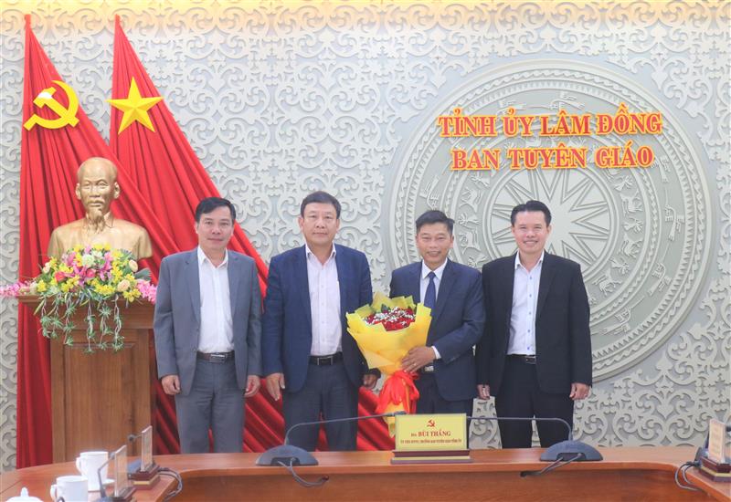 Lãnh đạo Ban Tuyên giáo Tỉnh ủy và lãnh đạo Sở Thông tin và Truyền thông chụp hình lưu niệm.