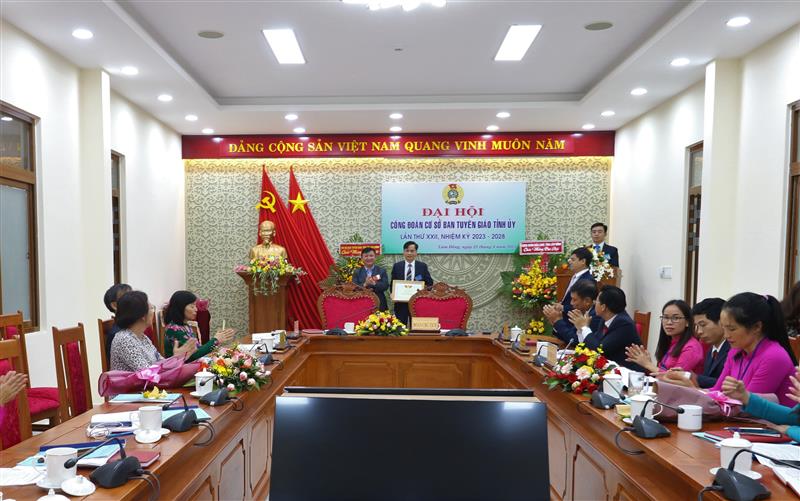 Lãnh đạo Công đoàn viên chức tỉnh đã trao giấy khen cho một cá nhân đã có thành tích xuất sắc trong phong trào Cán bộ, công chức, viên chức lao động và hoạt động Công đoàn nhiệm kỳ 2017 -2023.