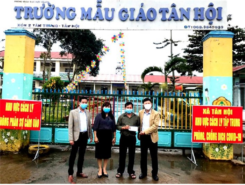 Lãnh đạo Sở GD-ĐT và Công đoàn Ngành tặng quà cho giáo viên, học sinh các điểm cách ly tập trung..Ảnh T.D.H ...PNG