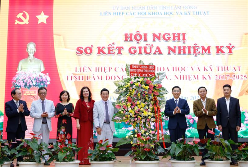 Lãnh đạo tỉnh tặng hoa chúc mừng hội nghị.